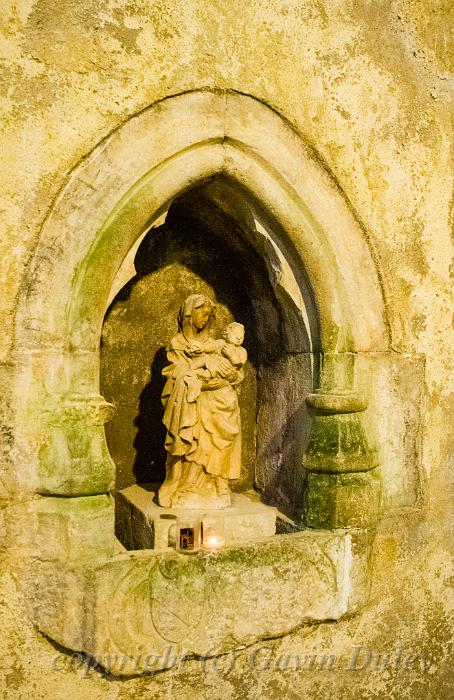 Statue in niche, Abbaye Impériale IMGP3008.jpg